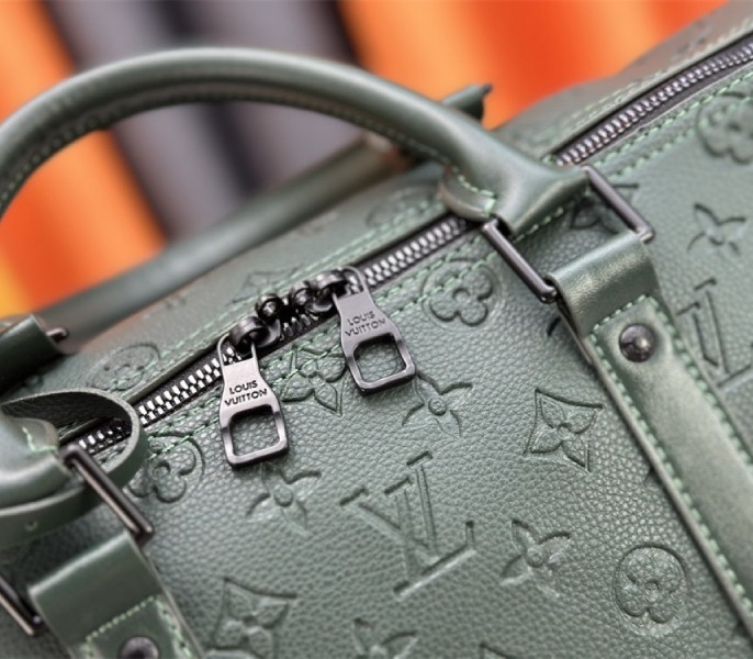 L0vis Vvtt0n Taurillon Leather Keepall Bandouliere 50 In Borneo Green