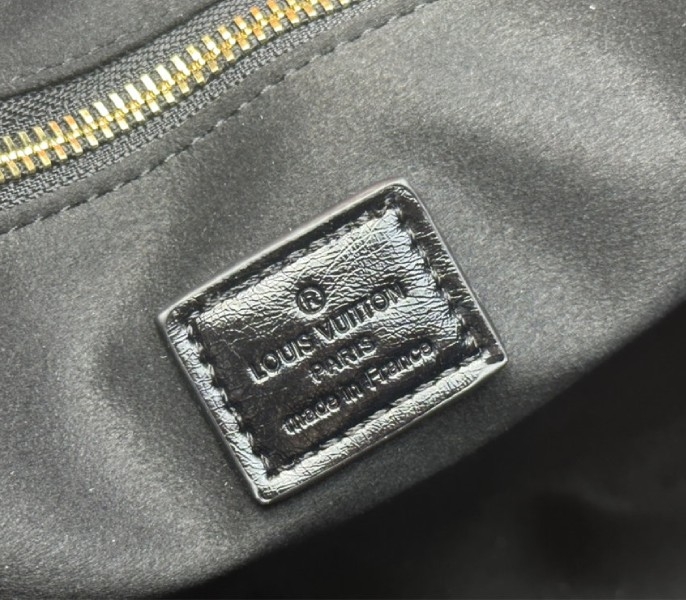 L0vis Vvtt0n Other Leathers Shopper MM Tote In Black