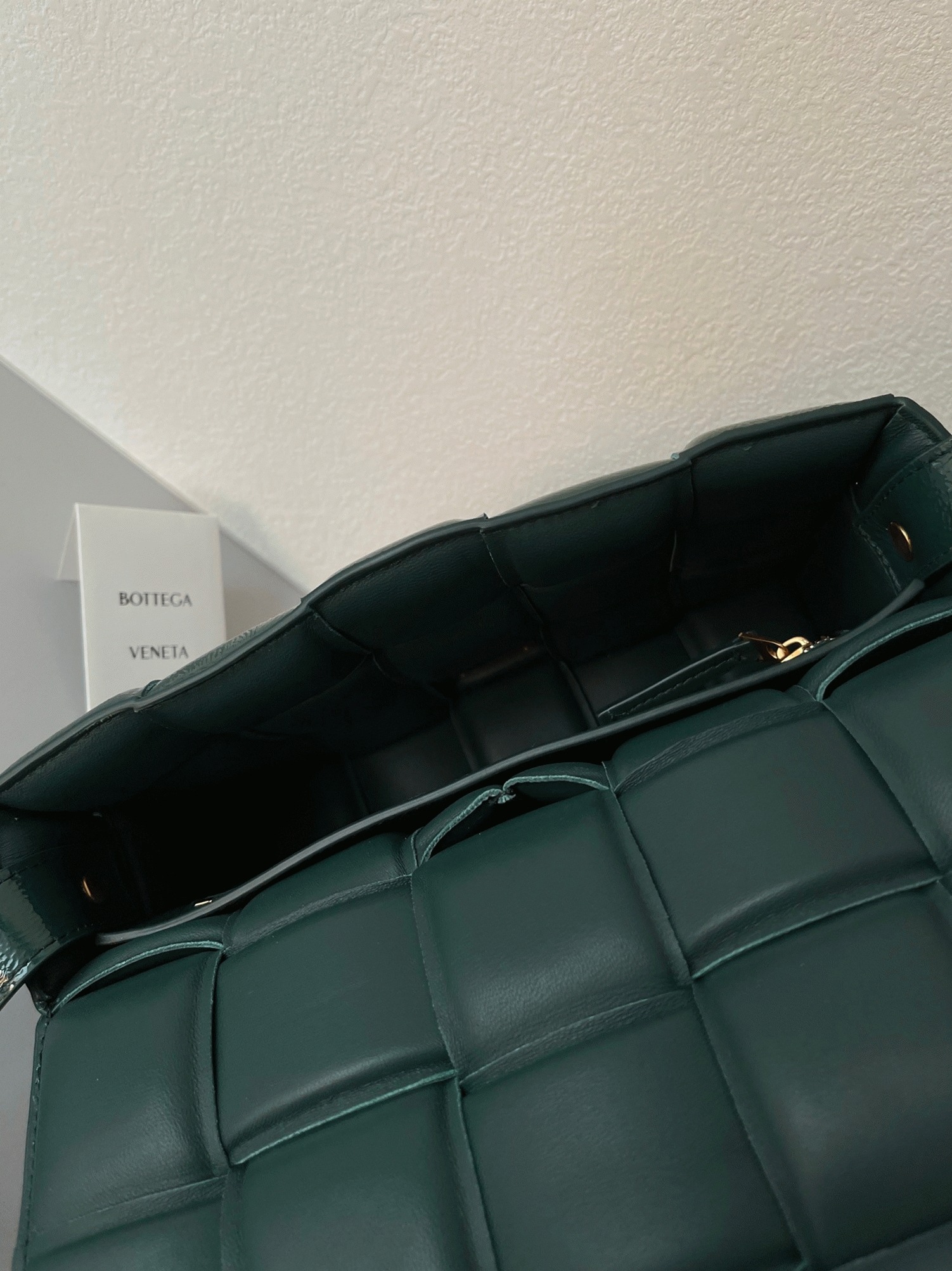 Top Quality Replica B0tt*ga Ven*ta Padded Cassette Bag In Green