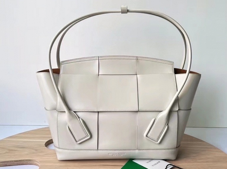 Top Quality Fake B0tt*ga Ven*ta Arco Medium Bag In White Intrecciato Calfskin