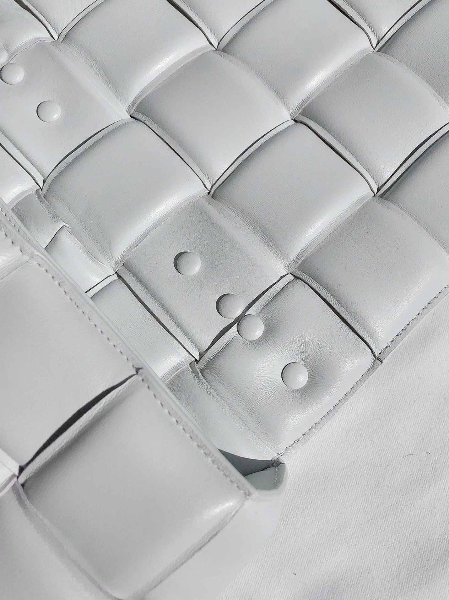 Top Quality Knockoff B0tt*ga Ven*ta Chain Cassette Bag In White