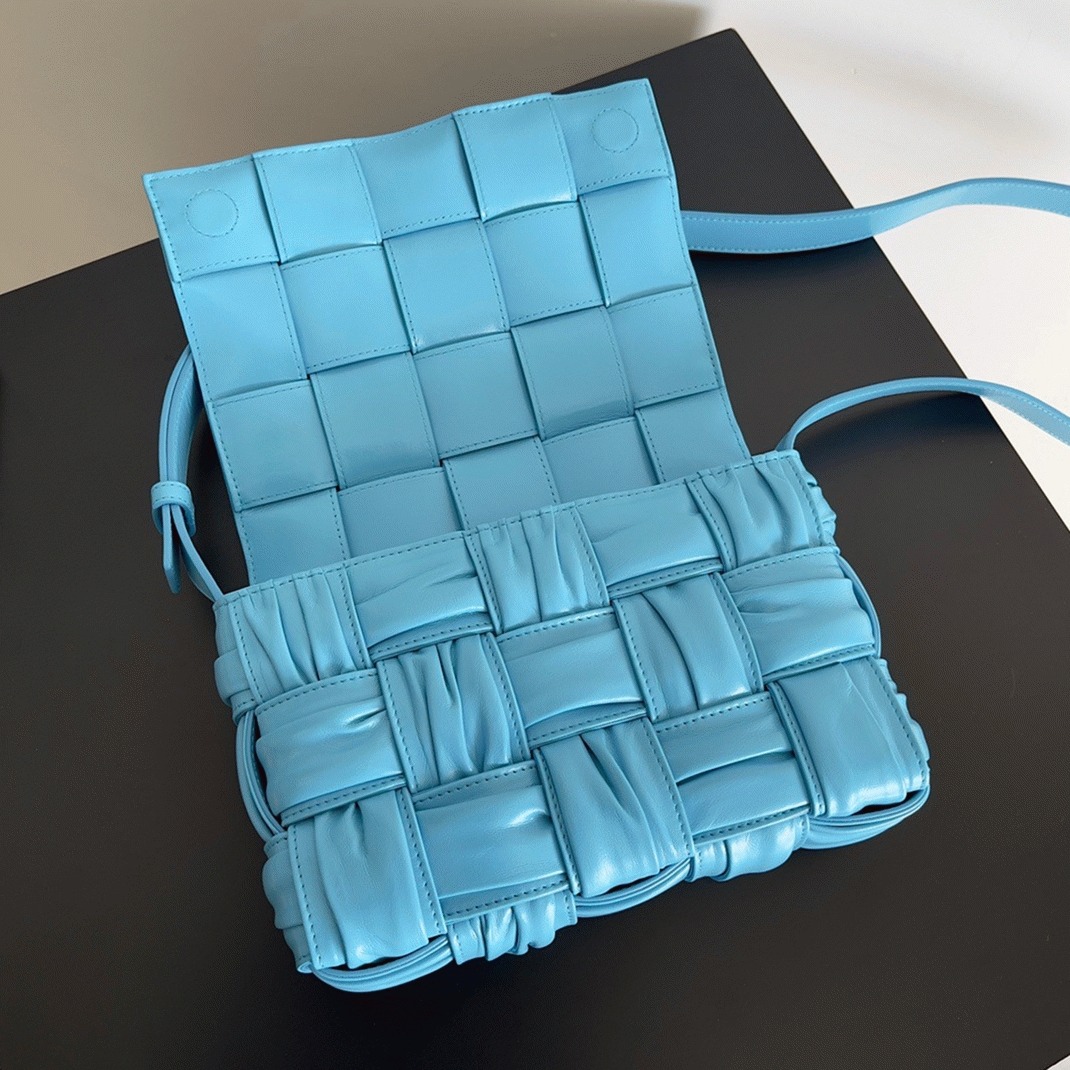 Top Quality B0tt*ga Ven*ta Cassette Bag In Pool Foulard Intreccio Calfskin