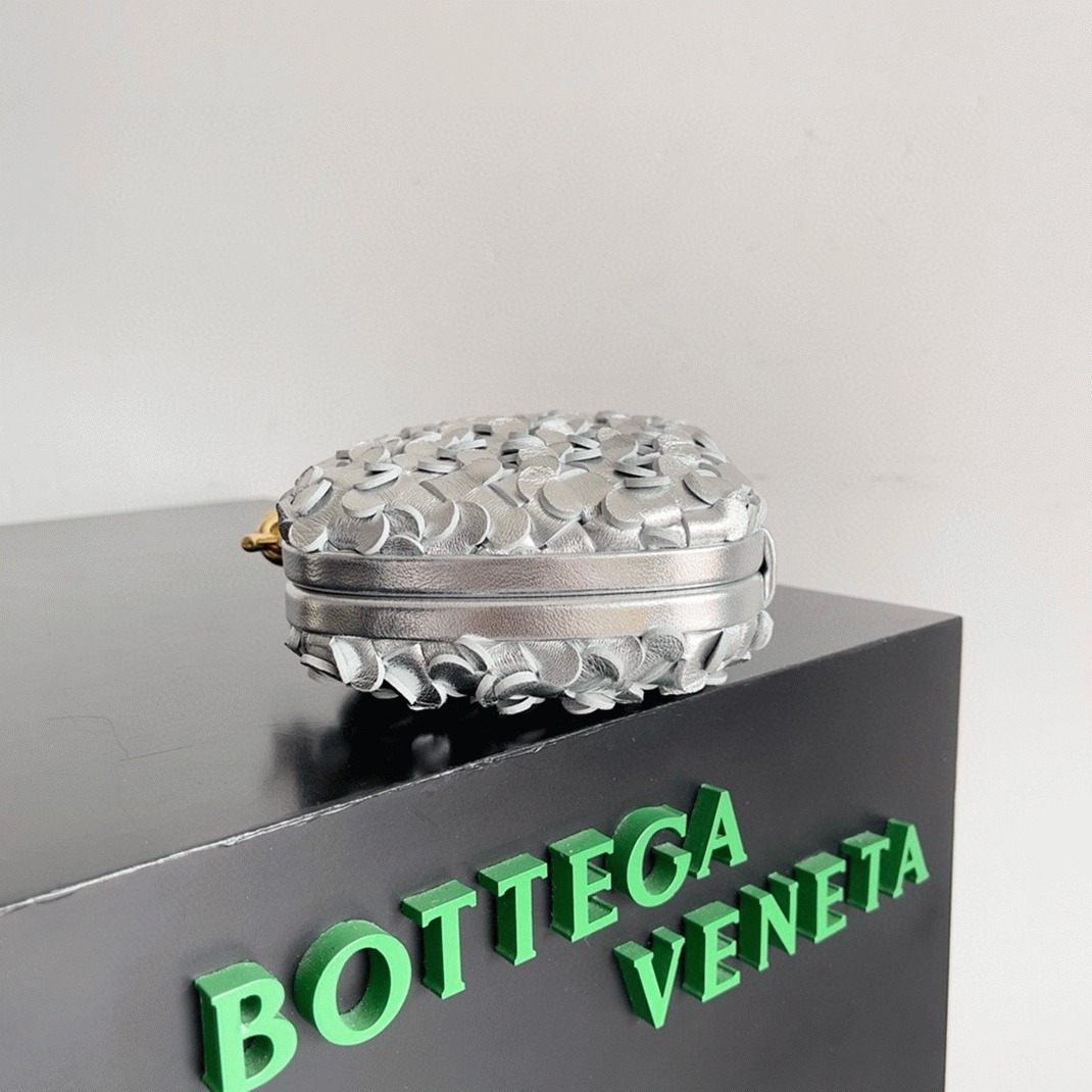 Replica B0tt*ga Ven*ta Knot Minaudiere Clutch Silver Sequins