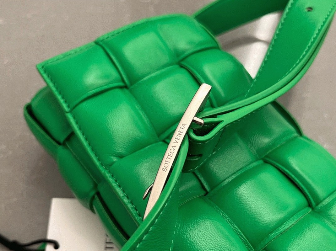 Replica B0tt*ga Ven*ta Small Padded Cassette Bag Parakeet