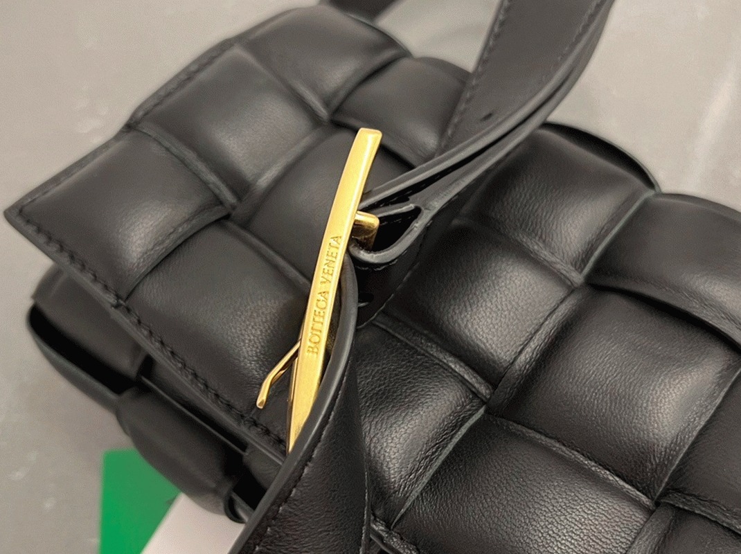 Knockoff B0tt*ga Ven*ta Small Padded Cassette Bag Black