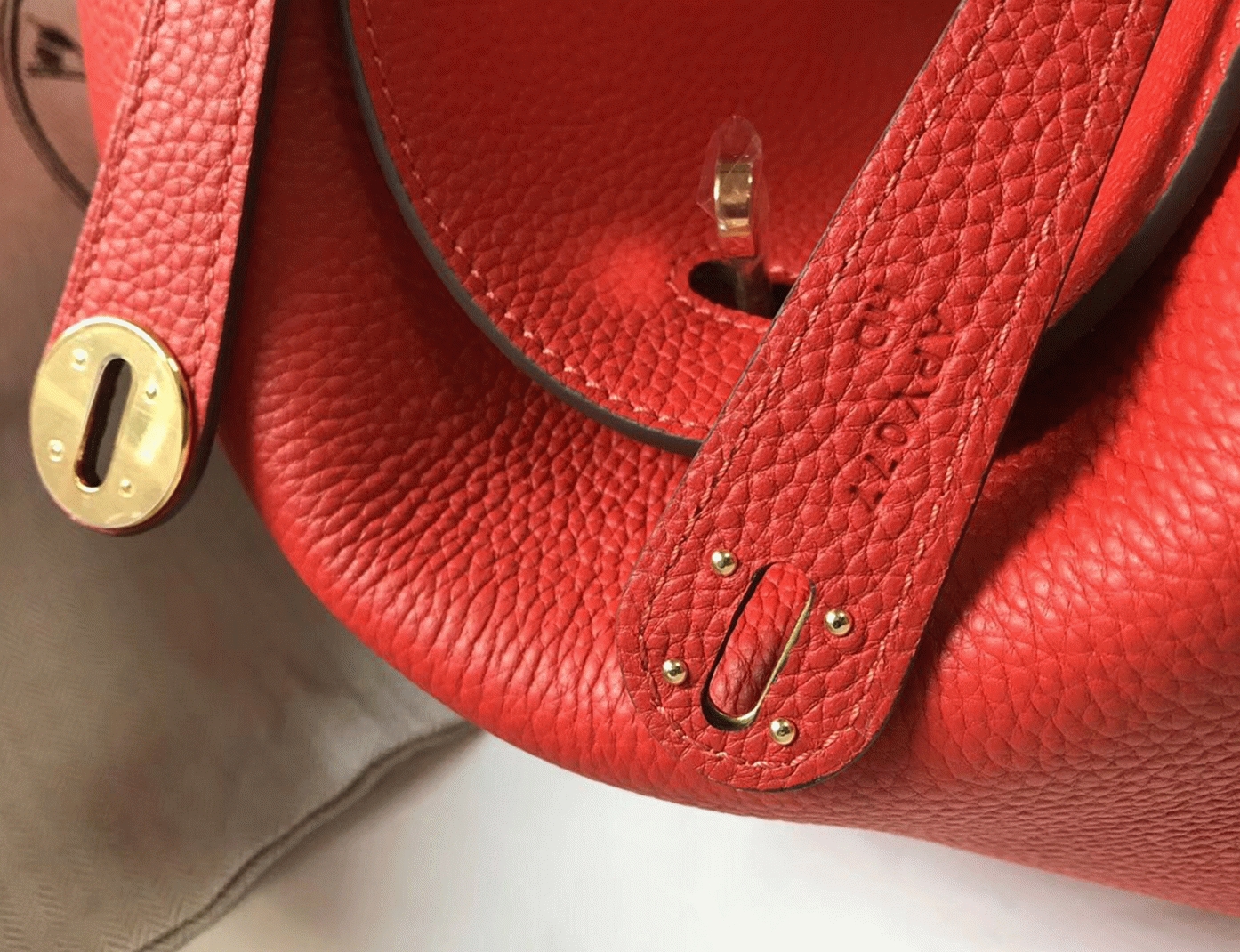Designer replica H**me5 Lindy 30cm bag in red shade