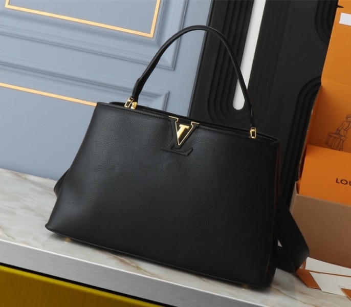 L0vis Vvtt0n Capucines GM Souple Handbag In Black