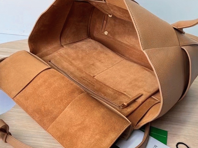 Top Quality Fake B0tt*ga Ven*ta Arco Medium Bag In Caramel