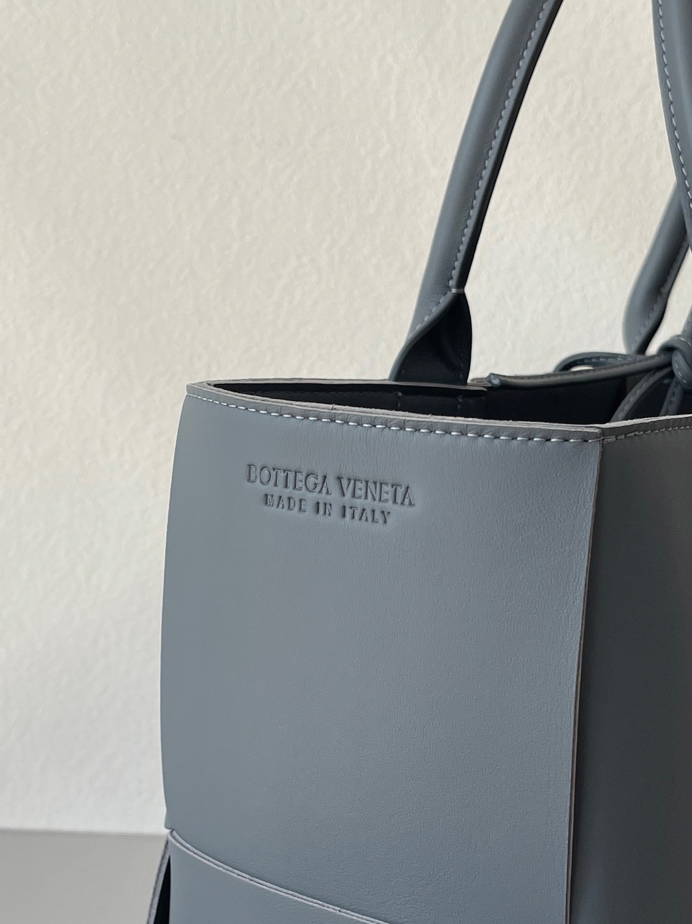 Fake B0tt*ga Ven*ta Arco Medium Tote Thunder