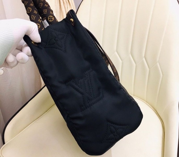 L0vis Vvtt0n Econyl Regenerated Nylon Onthego GM Tote In Black