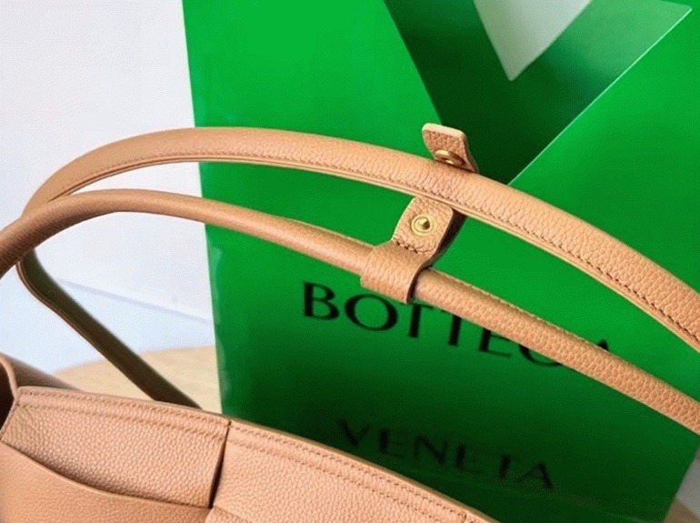 Top Quality Replica B0tt*ga Ven*ta Arco Medium Bag In Caramel