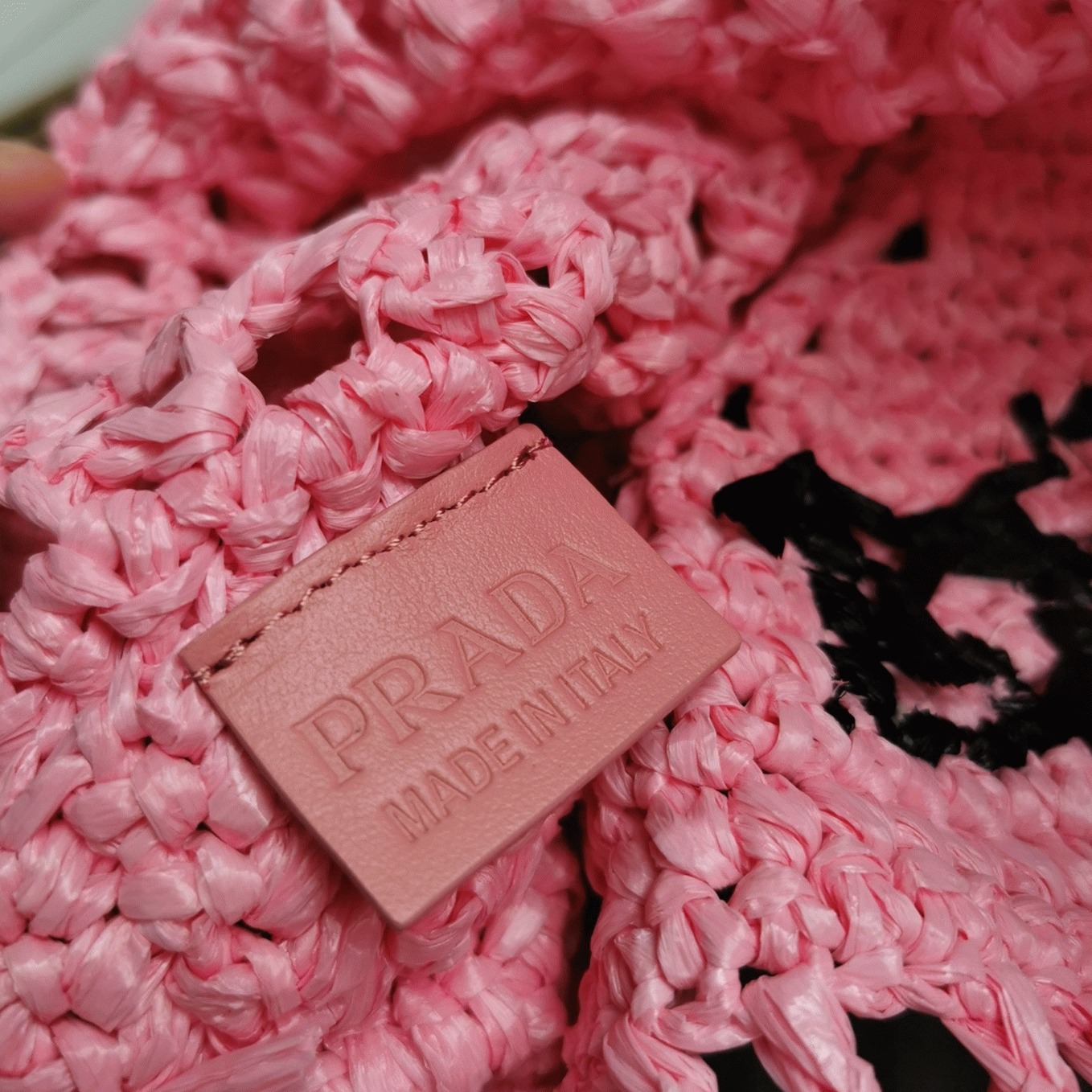 Pra*a Small Tote Bag Imitation in Pink Woven Raffia