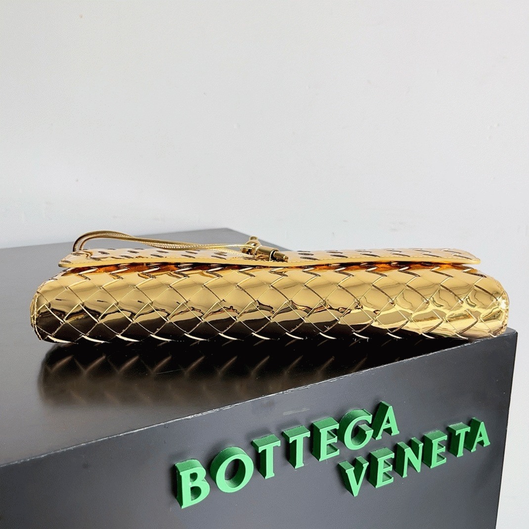 Fake B0tt*ga Ven*ta Andiamo Clutch with Handle Gold