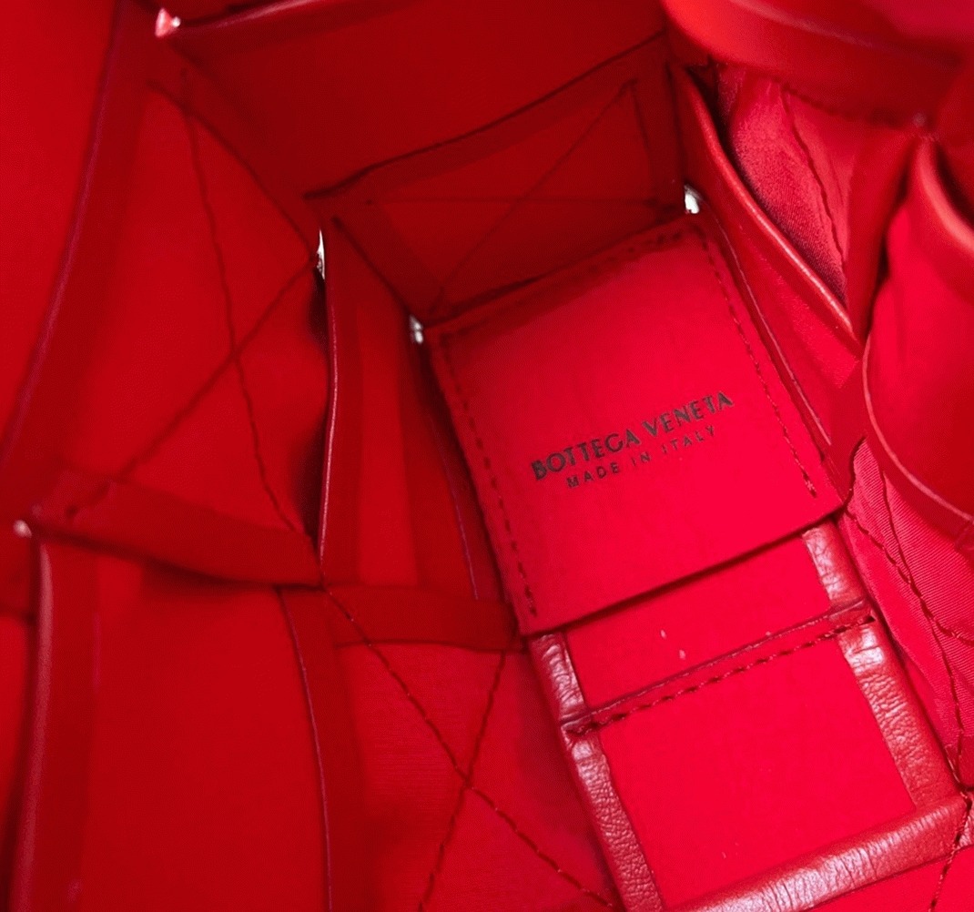 Top Quality Knockoff B0tt*ga Ven*ta Cassette Bag In Red