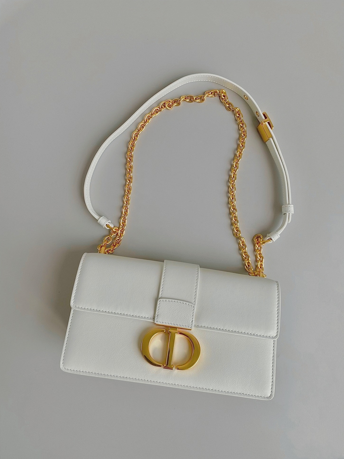 D10r 30 Montaigne East-West Bag with Chain Fake in White Calfskin